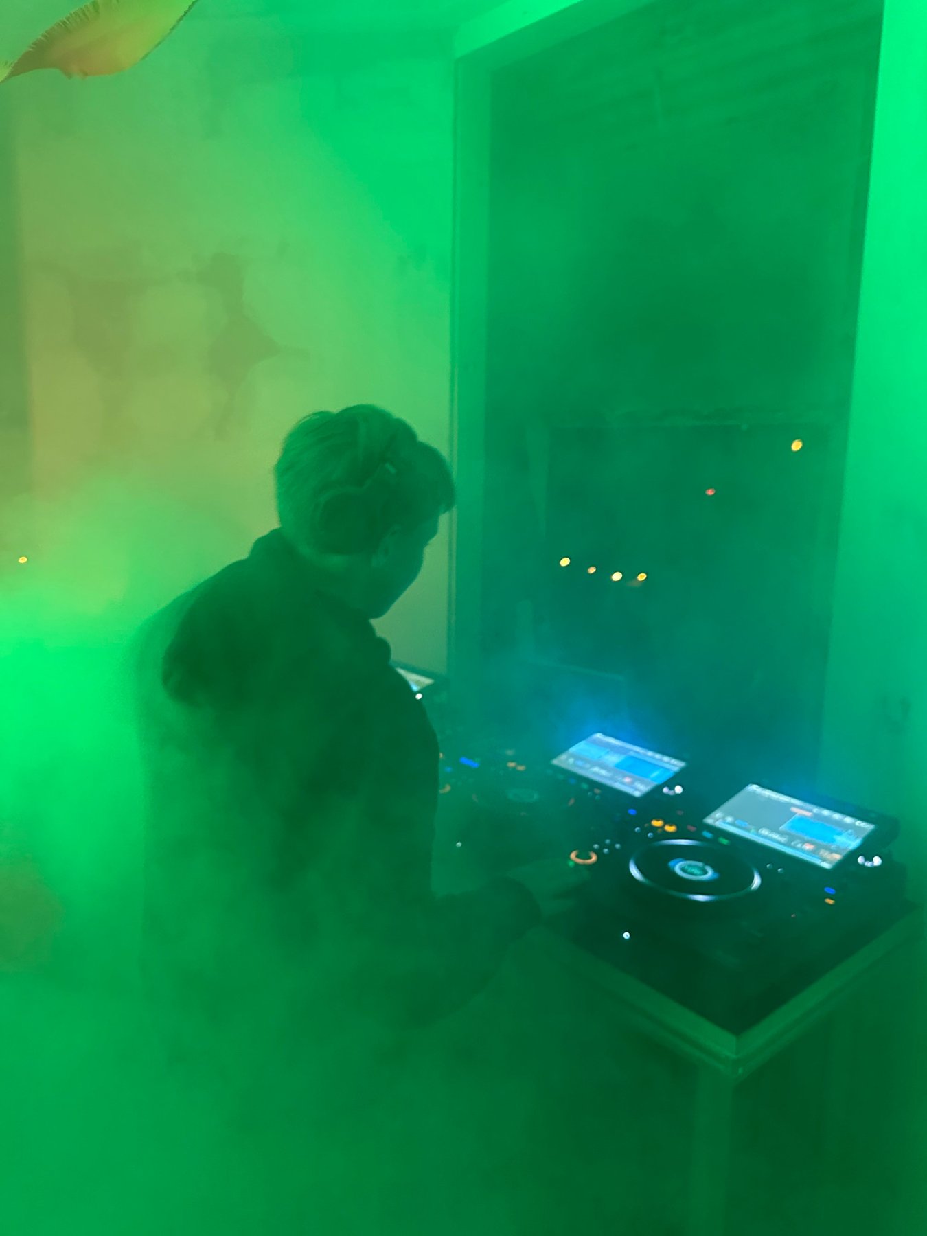 DJ IVORX achter de draaitafels op een evenement