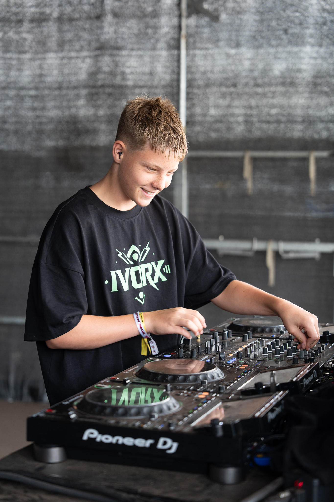 DJ IVORX achter de Pioneer DJ draaitafels in zijn zwarte IVORX-shirt