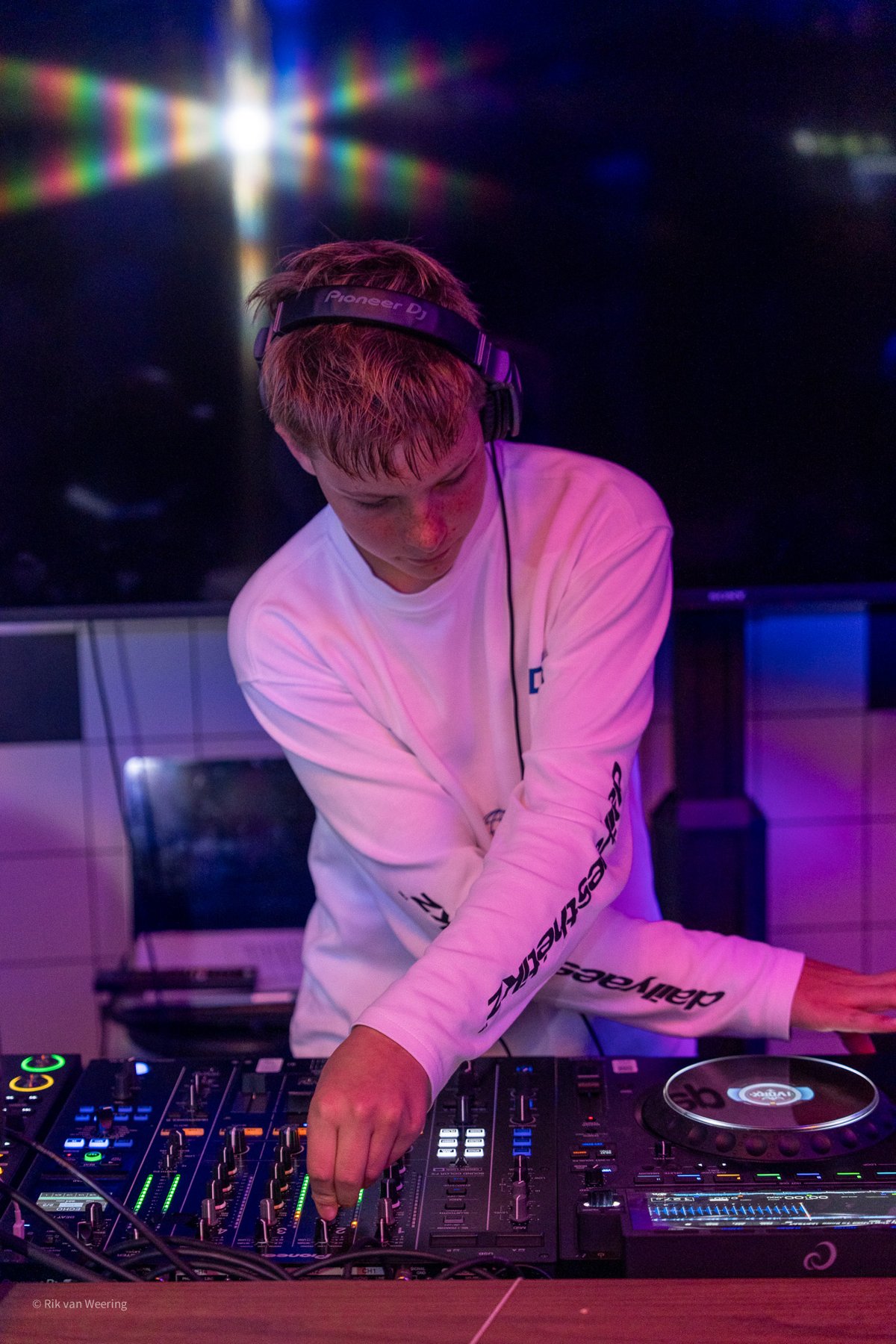 DJ IVORX achter de draaitafels