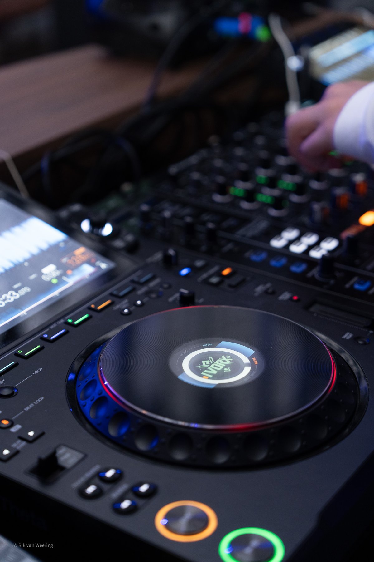 DJ IVORX tijdens een liveoptreden